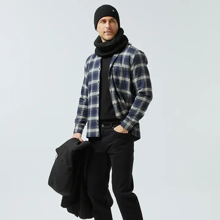 Conjunto casual con sobrecamisa de cuadros y complementos de punto